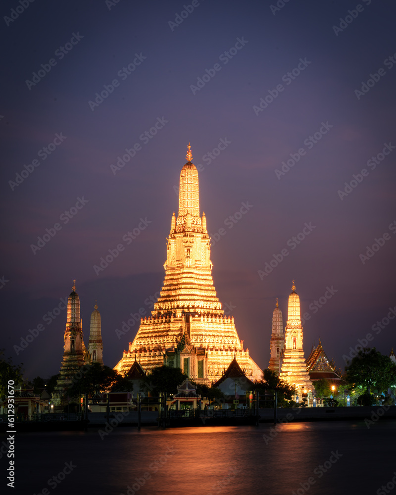 Naklejka premium temple Arun au coucher du soleil, à Bangkok Thailande