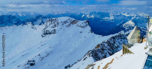Wetterstation auf Zugspitze vor Alpenpanorama