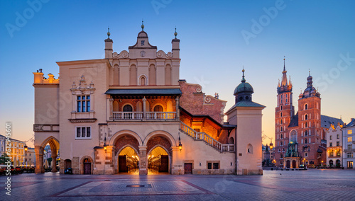 Kraków Rynek Główny Sukiennice w tle Bazylika Mariacka o wschodzie słońca, piękna polska architektura, podróż wakacje