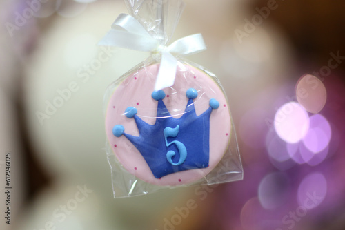 Pirulito personalizado de coroa em rosa e azul, uma doce lembrancinha para animar a festa infantil, embrulhado em embalagem transparente com um laço de fita de cetim. photo