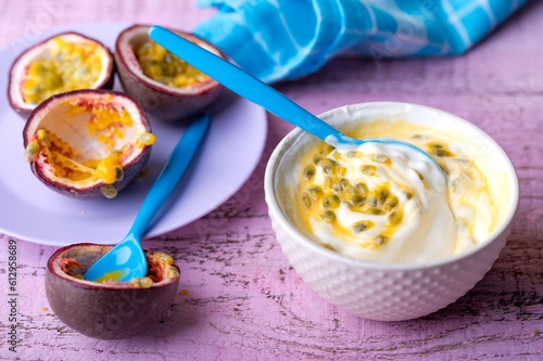 Nahaufnahme einer frischen Maracuja mit einer Schale Joghurt