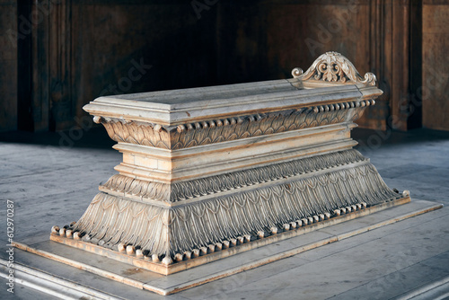 Fotografia Tomb of Safdar Jang mausoleum in New Delhi, India, ancient indian marble grave o