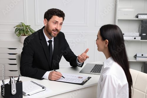 Foto Human resources manager conducting job interview with applicant in office