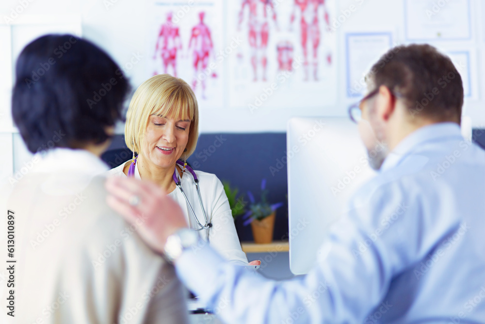 Fototapeta premium doctor talking to her male patient at office