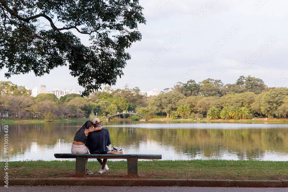 casal namorando sentado sobre o banco no parque casal namorando sentado sobre o banco no parque