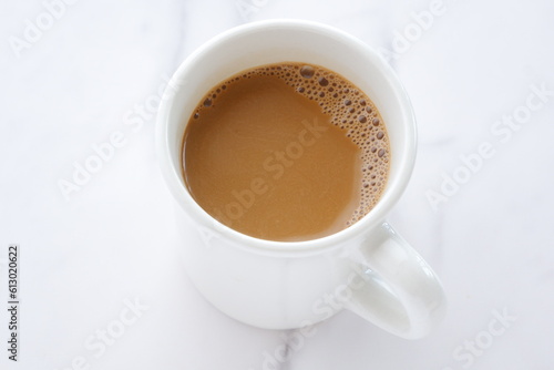 一日のスタートはミルクをたっぷり入れたコーヒーのマグカップ