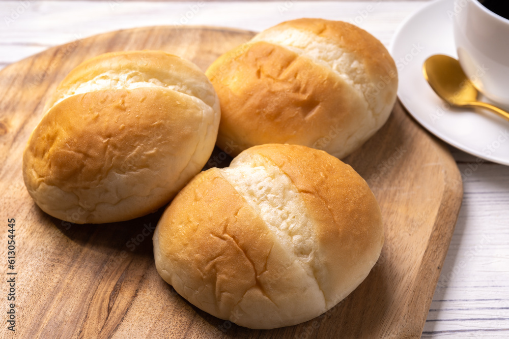 ロールパンで朝食