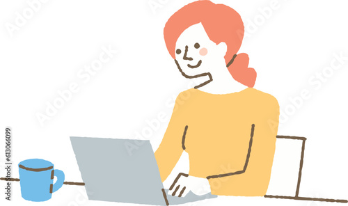 パソコン作業をする中年の女性_色