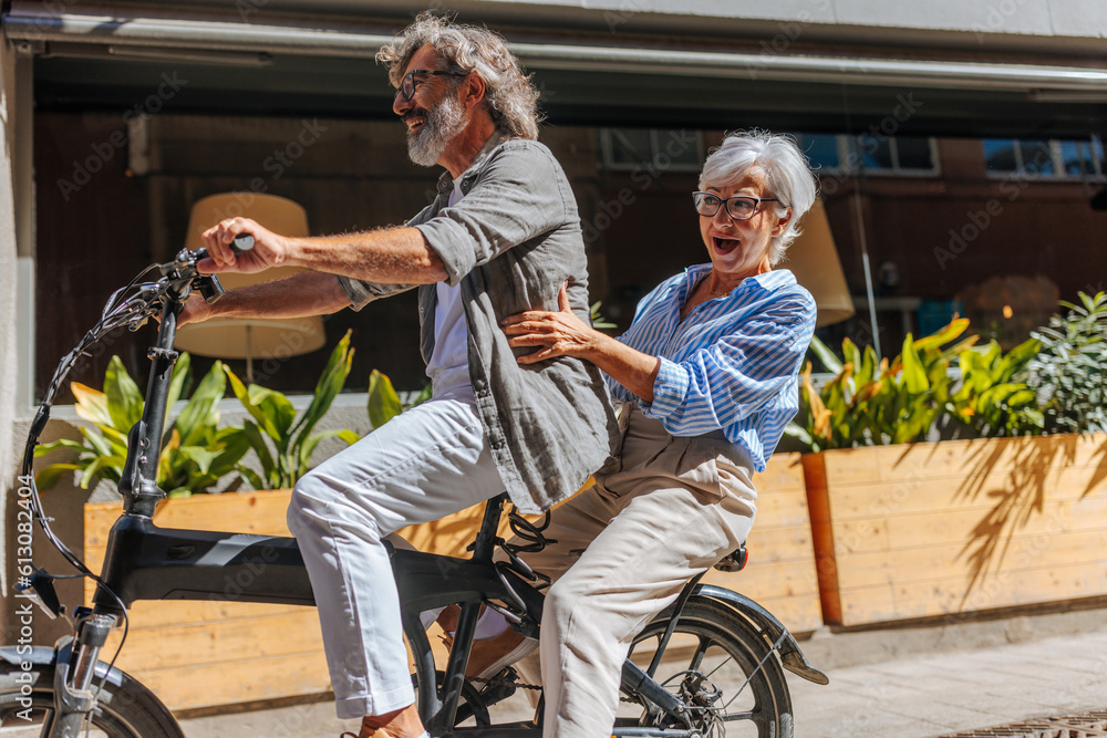 Obraz premium Retired couple on bicycle.