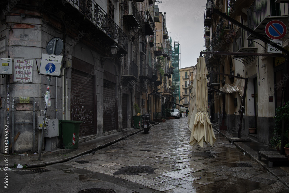 Temps de pluie à Palerme, promenade dans les rues. Italie, 2023 Temps de pluie à Palerme, promenade dans les rues. Italie, 2023