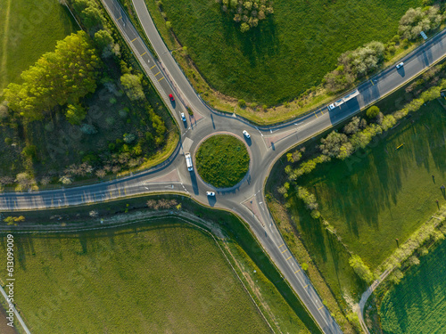 Cars are passing through a circular rotary. 회전로터리, 원형로터리, 자동차, 도로