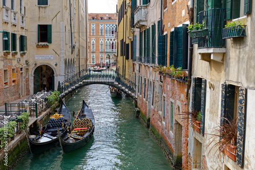 Venise (Italie du nord) : Vue sur un canal et des gondoles