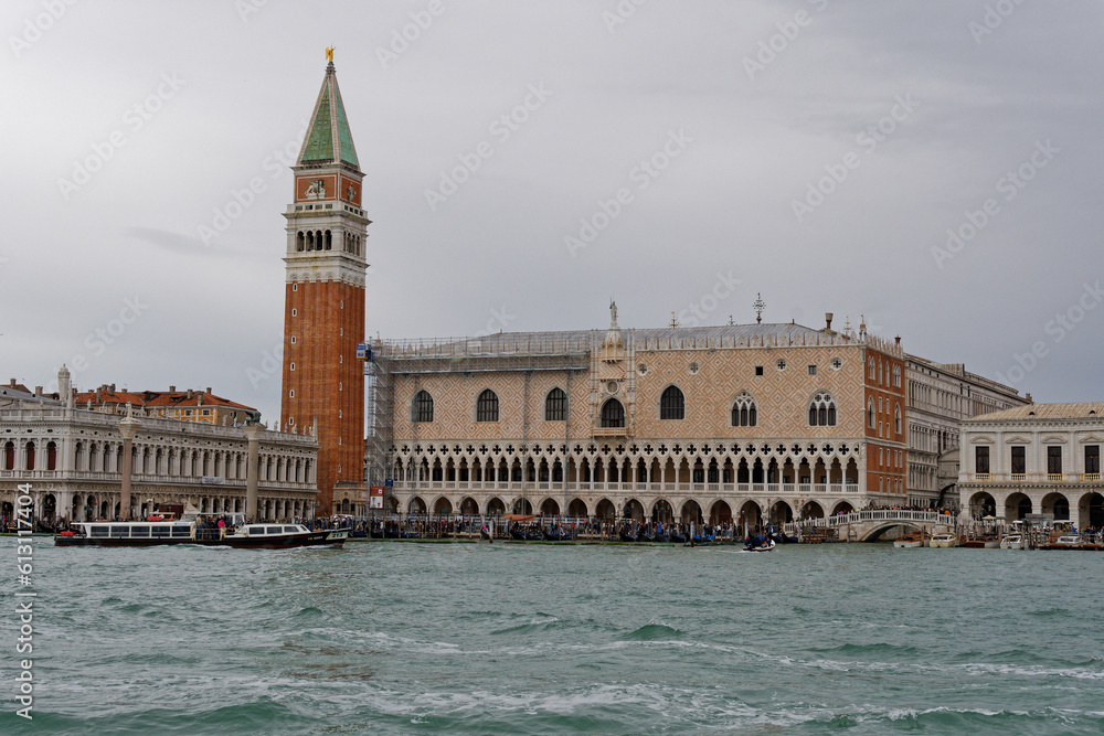 Venise (Italie) : Palais des doges vue depuis un vaporetto - obrazy, fototapety, plakaty 