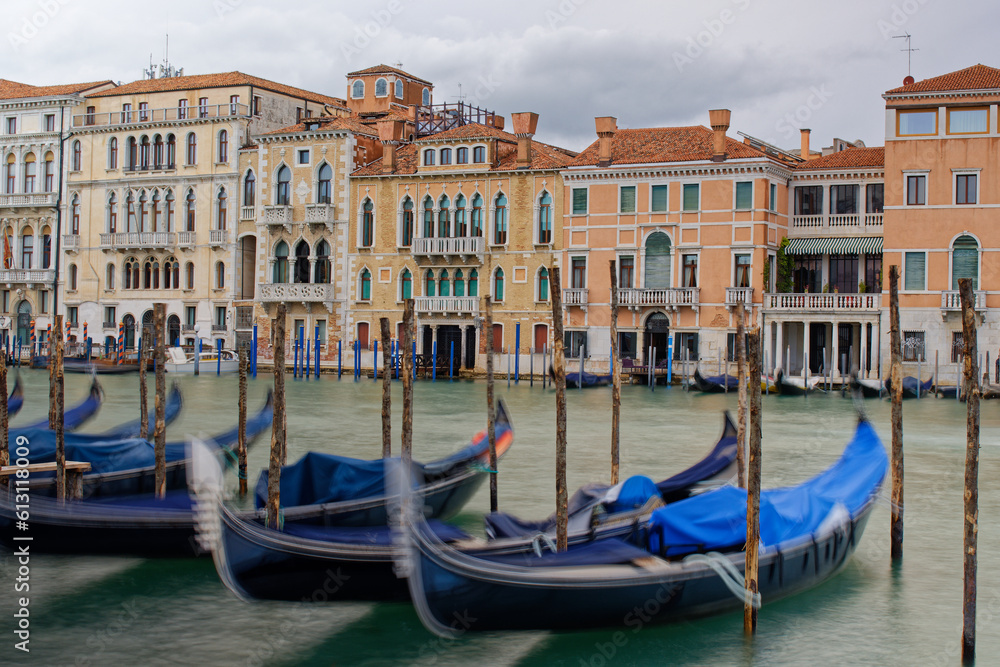 Venise (Italie) : Gondole et architecture traditionnelle sur le grand canal