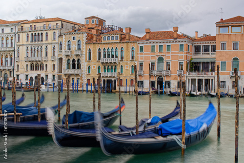 Venise (Italie) : Gondole et architecture traditionnelle sur le grand canal © bru