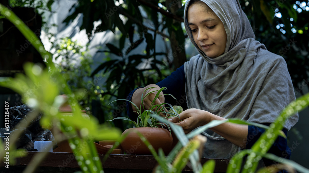 Obraz premium Garden Joy: Smiling Muslim Women in the Garden