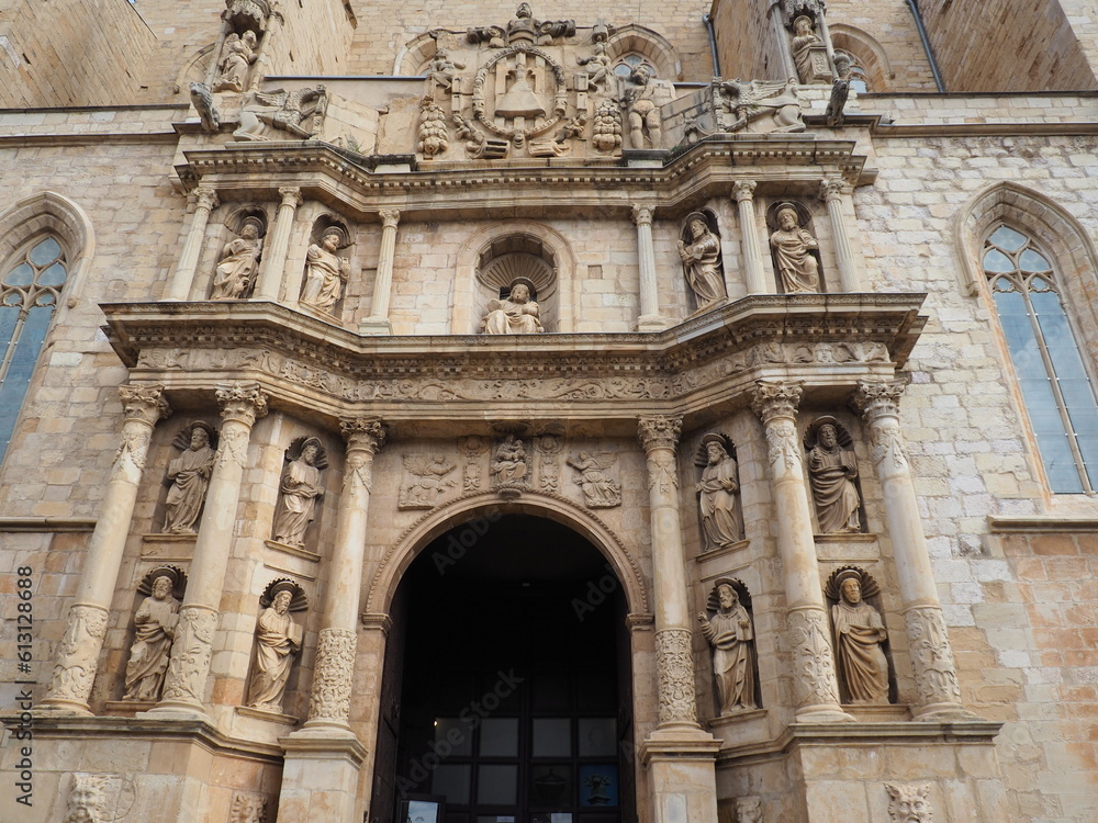 fachada principal de la iglesia románica de santa maría la mayor de montblanch con los doce apóstoles, estilo barroco, columnas corintias, virgen maría custodiada por dos ángeles, escultura de dios  