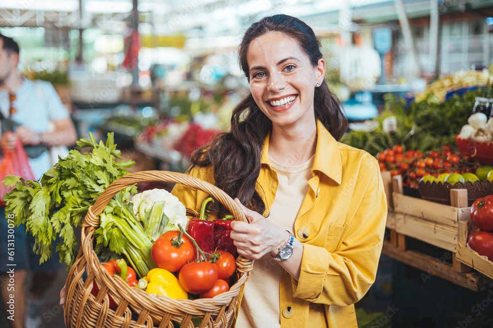 Φωτογραφία Young woman buying fresh vegetables on the market