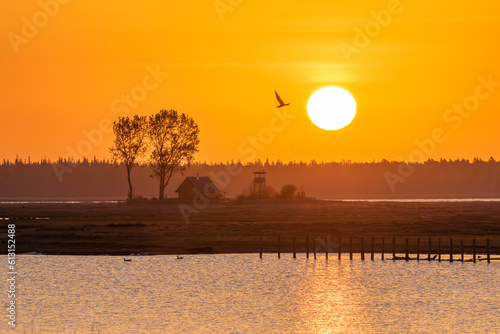 Sonnenaufgang am Bodden vor Zingst an der Ostaee.