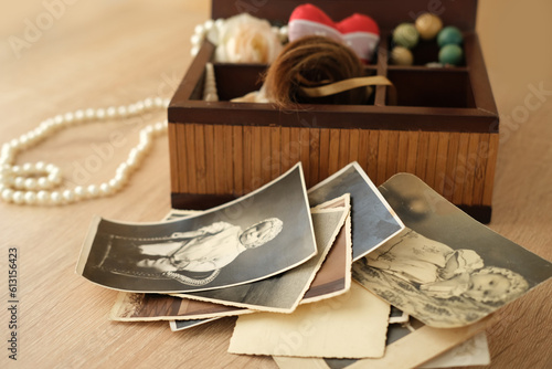 Fotografie dear to heart memorabilia in an old wooden box, a stack of retro photos, a woode
