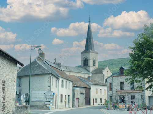 En Montagne Bourbonnaise. En direction du plan d'eau, traversée de Saint-Clément en Allier avec son église Saint-Denist de style néo-roman 