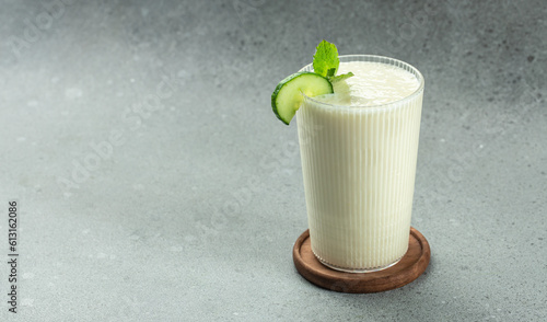 Foto ayran drink with mint and cucumber on a white background, clean eating for weight loss