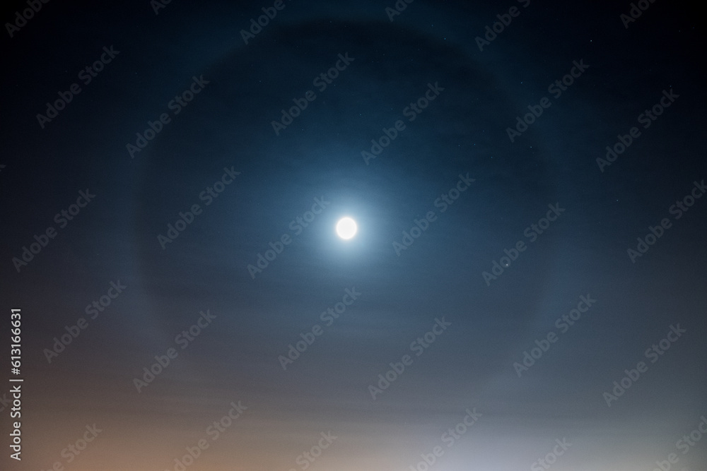 Księżycowe halo na nocnym niebie - obrazy, fototapety, plakaty 