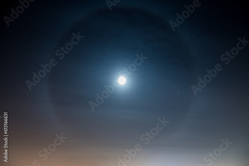 Fototapeta Naklejka Na Ścianę i Meble -  Księżycowe halo na nocnym niebie