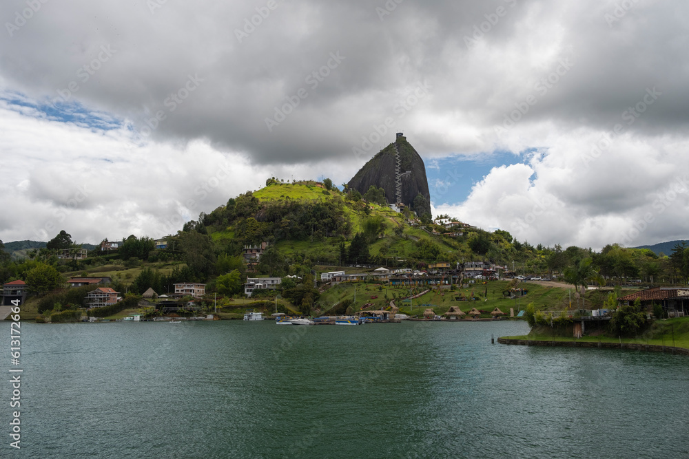 Zdjęcie Stock The Rock of Guatapé (El Peñól de Guatapé) with stairs going to the top landmark