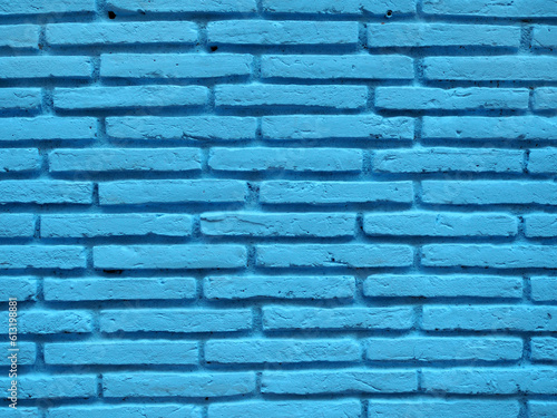 Vieja pared de ladrillos pintada de azul