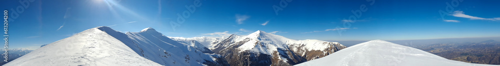 Picchi e vette delle montagne coperte di neve