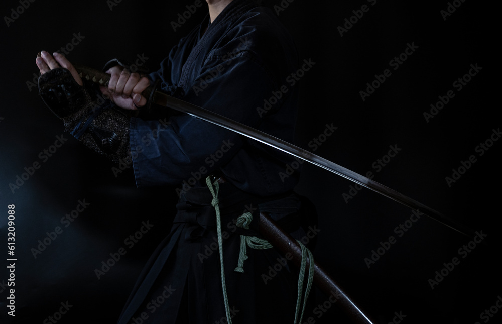 籠手を着けて日本刀を構える人物(Samurai with his katana and gauntlet) 籠手を着けて日本刀を構える人物(Samurai with his katana and gauntlet)