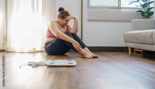 Foto Obese Woman with fat upset bored of dieting Weight loss fail  Fat diet and scale sad asian woman on weight scale at home weight control
