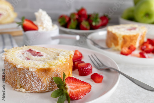 Fotografi Slice of Swiss roll with strawberries and cream