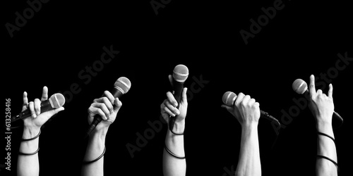Murais de parede microphone in singer hand in various poses
