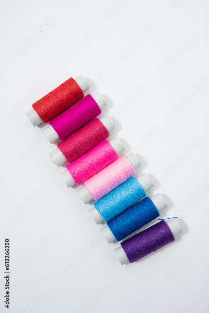 Colores enredados: Imagen vibrante de carretes de hilos para proyectos de costura y manualidades Colores enredados: Imagen vibrante de carretes de hilos para proyectos de costura y manualidades