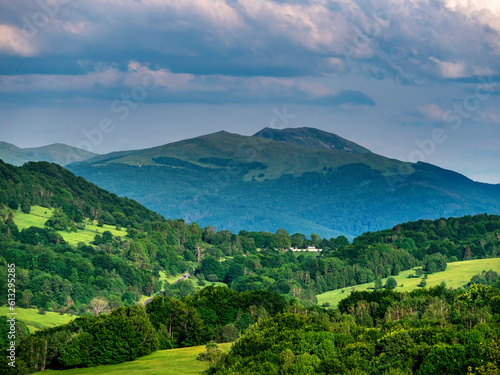 Fototapeta Naklejka Na Ścianę i Meble -  Bieszczady, Przełęcz Wyżna widok na Tarnicę i Szeroki Wierch