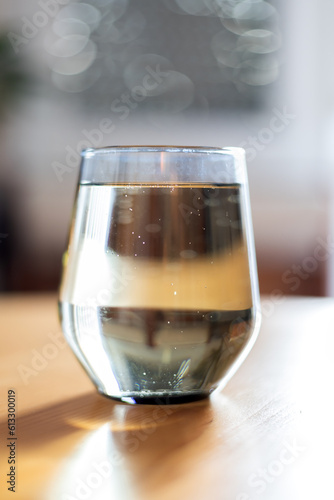 Gemist - white wine with mineral waster, shallow DOF