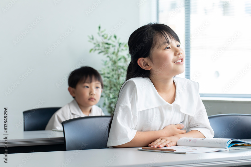 笑顔で勉強する子ども　children studying