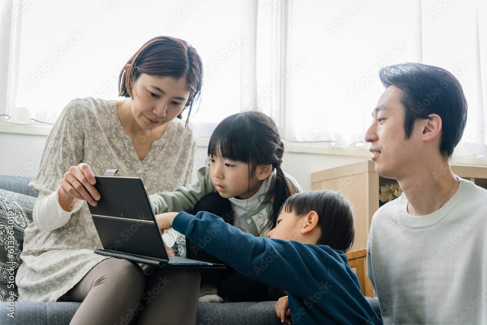 タブレットを見る日本人親子 タブレットを見る日本人親子