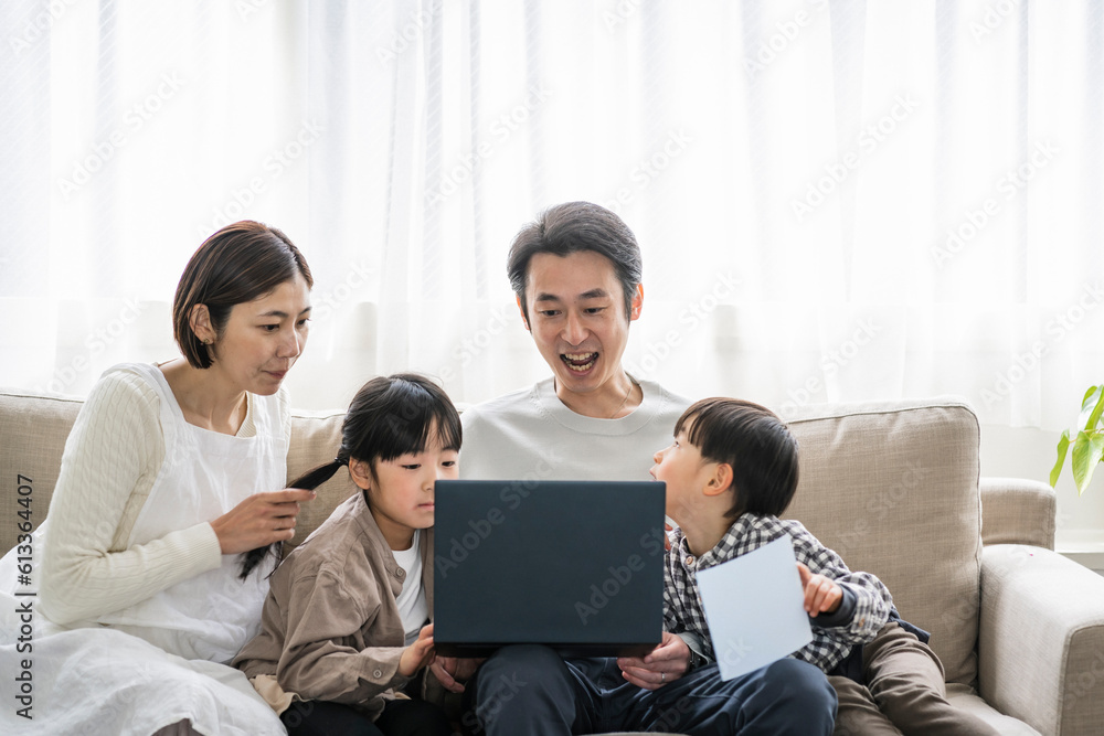 ノートパソコンを見る日本人親子 ノートパソコンを見る日本人親子