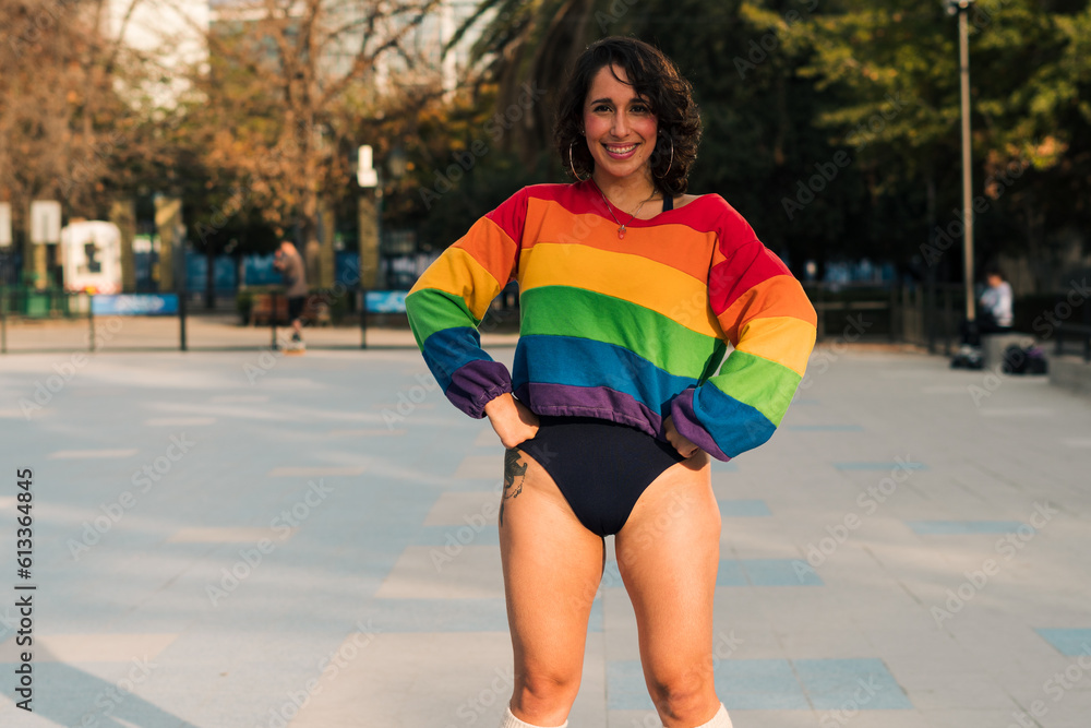 bella mujer latina andando en patines posando en bikini y polera de arcoíris estilo 80s 90s