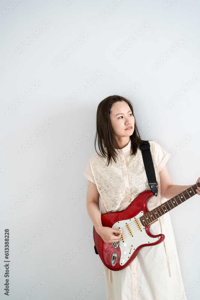 エレキギターを弾く女性 エレキギターを弾く女性