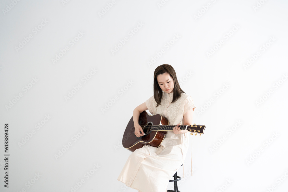ギターを持った女性
