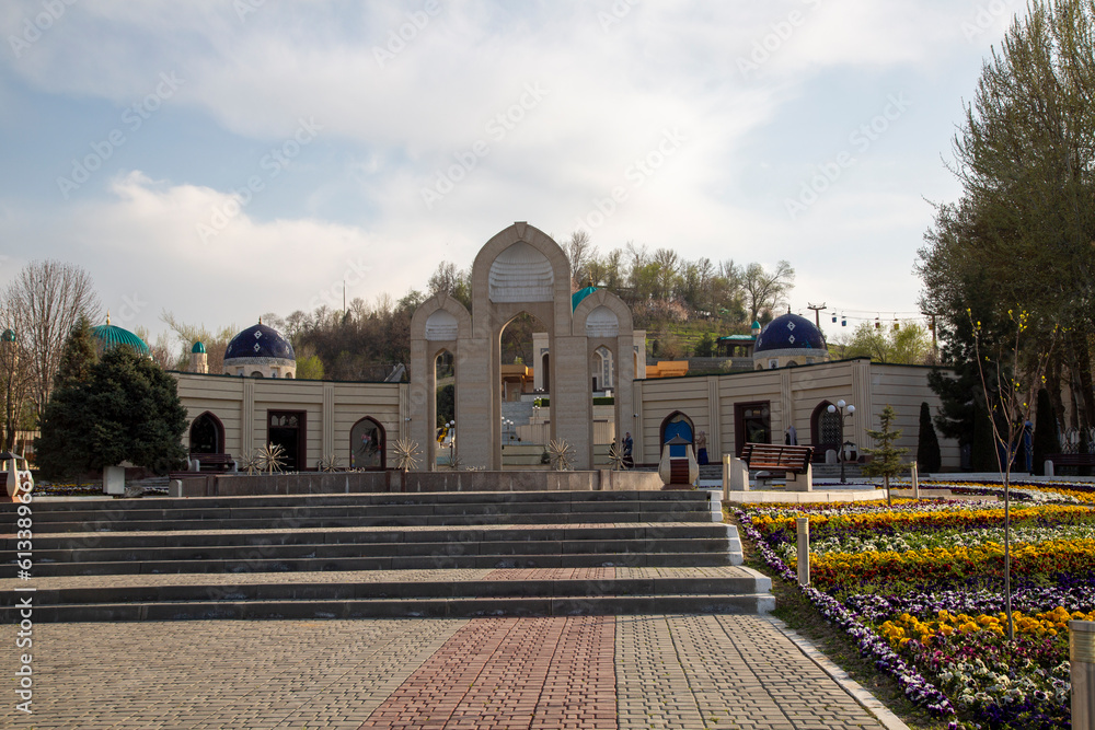 Fototapeta premium entrance of the big statues