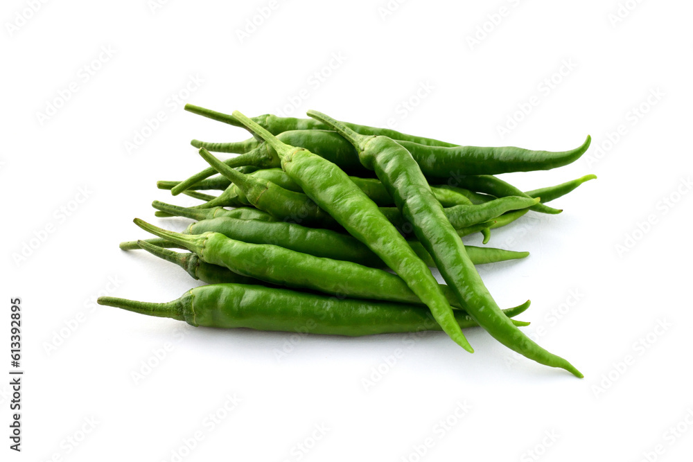 白背景の青唐辛子 コピースペースあり Green chili peppers (chile verde) on white background with copy space 白背景の青唐辛子 コピースペースあり Green chili peppers (chile verde) on white background with copy space