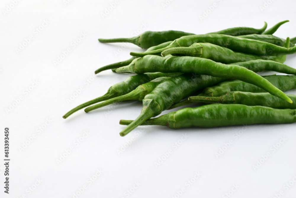 白背景の青唐辛子 コピースペースあり Green chili peppers (chile verde) on white background with copy space 白背景の青唐辛子 コピースペースあり Green chili peppers (chile verde) on white background with copy space