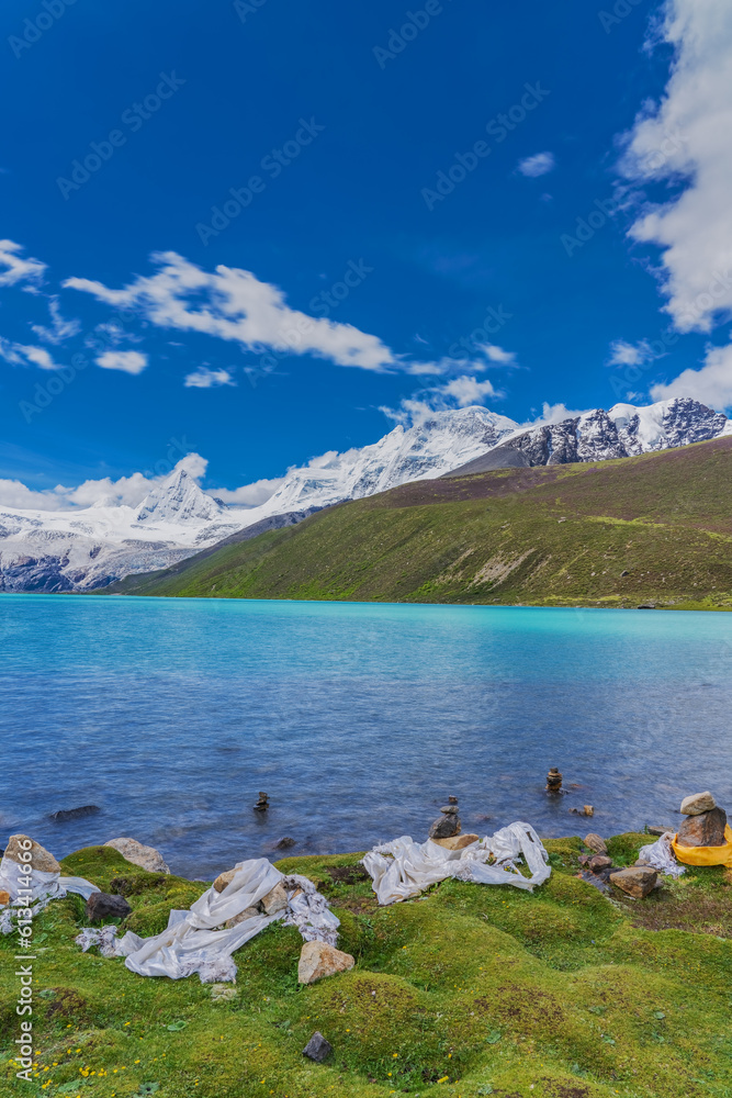 Beautiful Scenery of Snow Mountains and Lakes in the Plateau Mountains of the Tibet Autonomous Region of China Beautiful Scenery of Snow Mountains and Lakes in the Plateau Mountains of the Tibet Autonomous Region of China