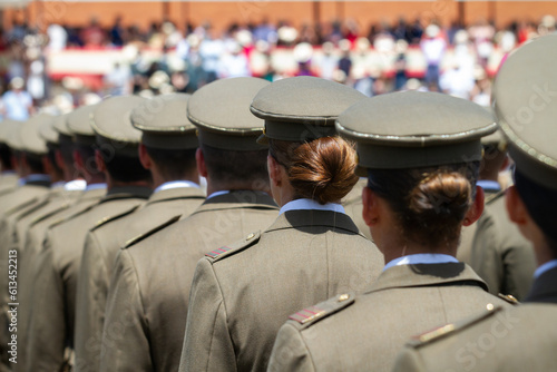 Mujeres sargento en una formación militar durante un desfile. photo