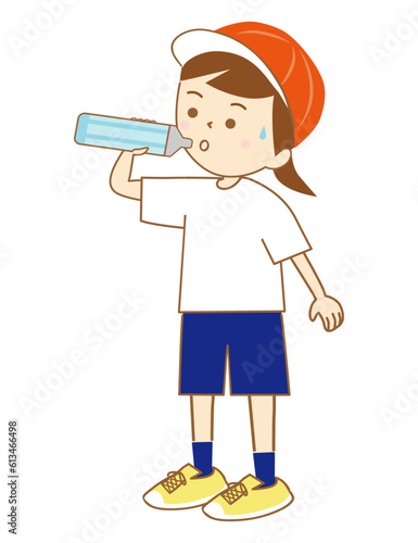 赤白帽子をかぶり、体操服姿で水筒から水分補給をする女の子